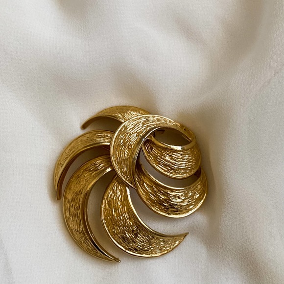 VTG Trifari Gold Textured Swirl Brooch - Picture 5 of 5